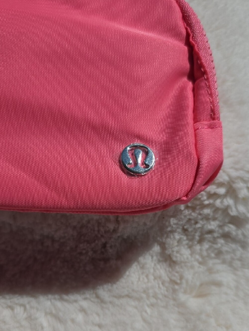 lululemon athletica Everywhere Belt Bag - Bright Pink - Picture 3 of 5